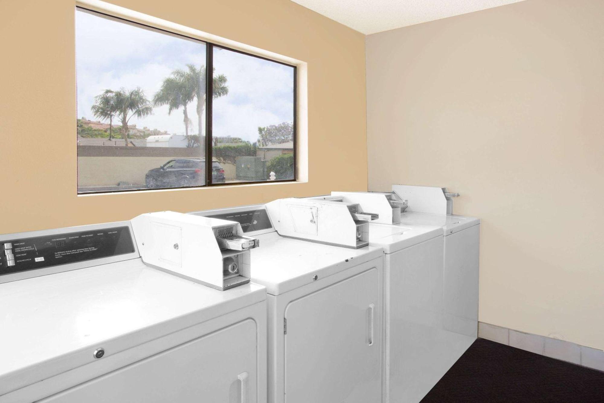 Travelodge By Wyndham Costa Mesa Newport Beach Hacienda Luaran gambar