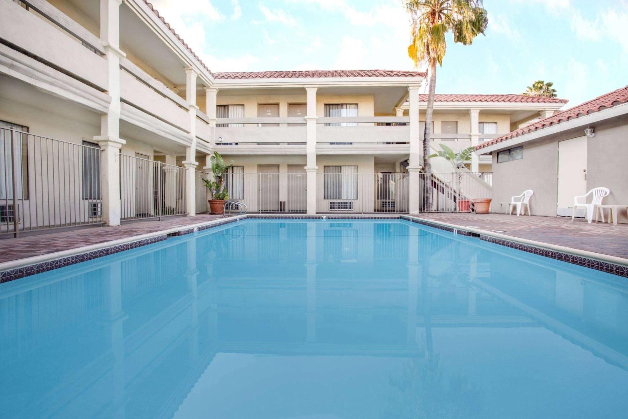 Travelodge By Wyndham Costa Mesa Newport Beach Hacienda Luaran gambar